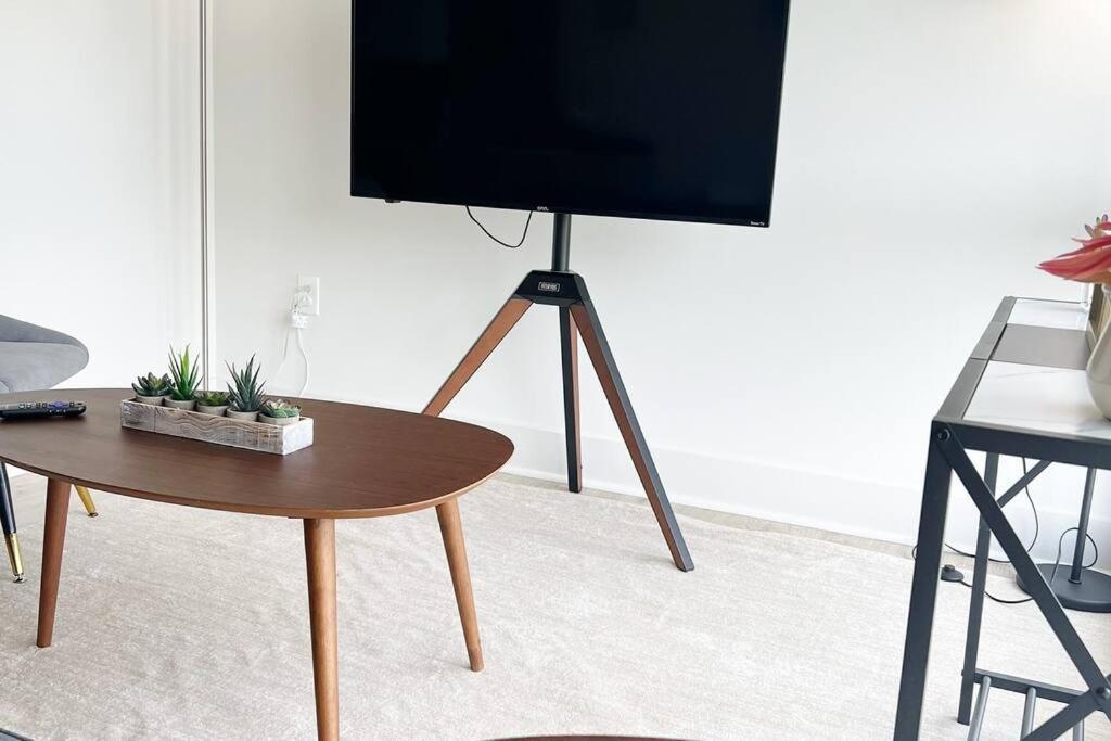 Studio Apartment, Queen Bed, Wifi, Kitchen, Washer & Dryer In Charlotte Bagian luar foto