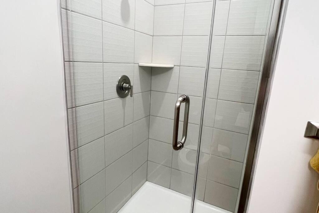 Studio Apartment, Queen Bed, Wifi, Kitchen, Washer & Dryer In Charlotte Bagian luar foto