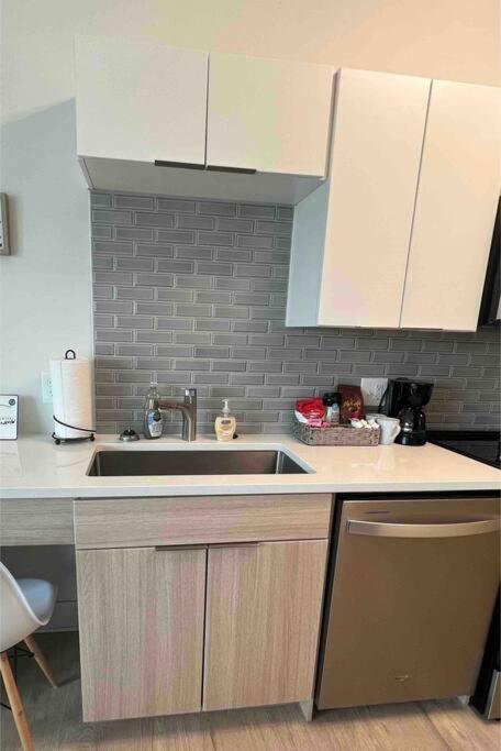 Studio Apartment, Queen Bed, Wifi, Kitchen, Washer & Dryer In Charlotte Bagian luar foto